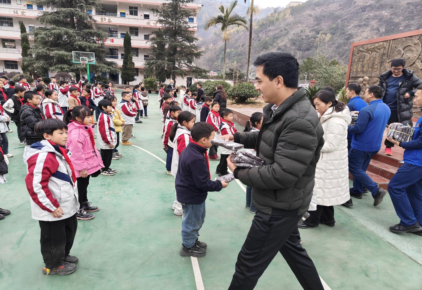 各中小学分班级开展森林防火宣传教育