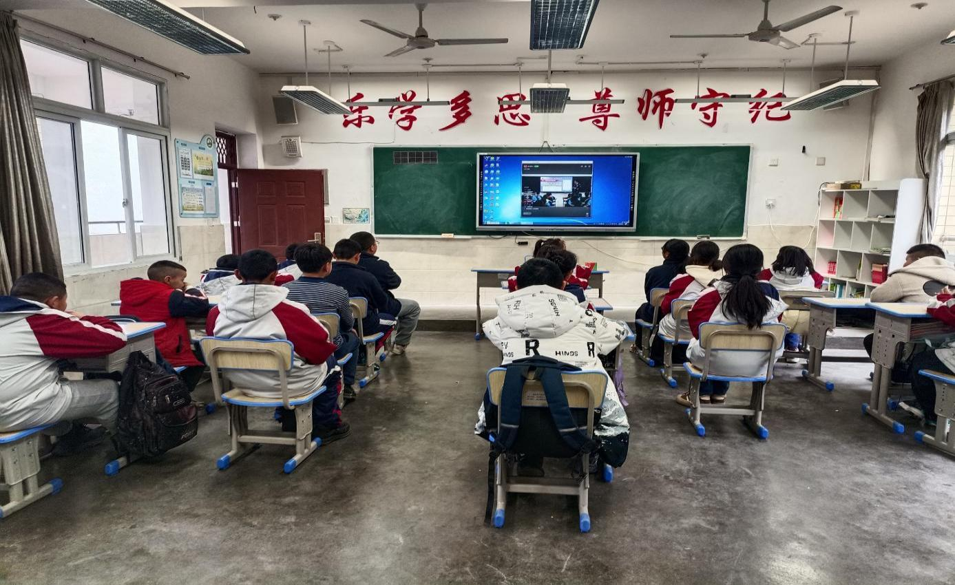 各中小学分班级收看省森防指办组织的“开学第一课”直播节目