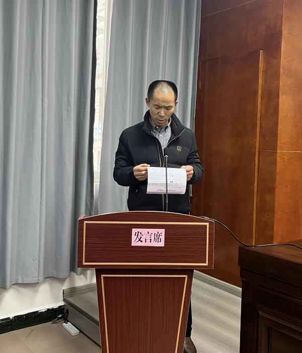 区人大代表江青麟上台述职