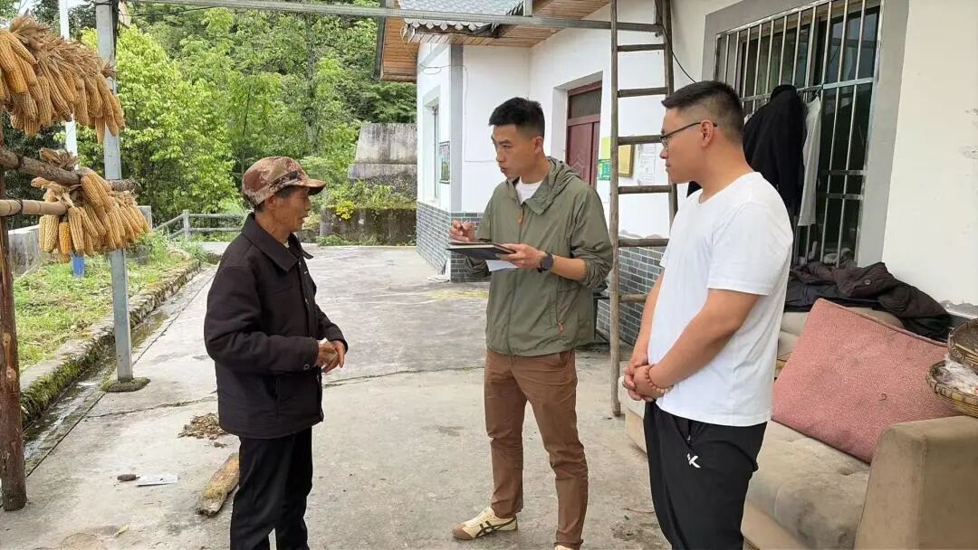 2026年5月19日，桅杆村包村干部同驻村工作队入户开展家庭奋进计划核查工作。