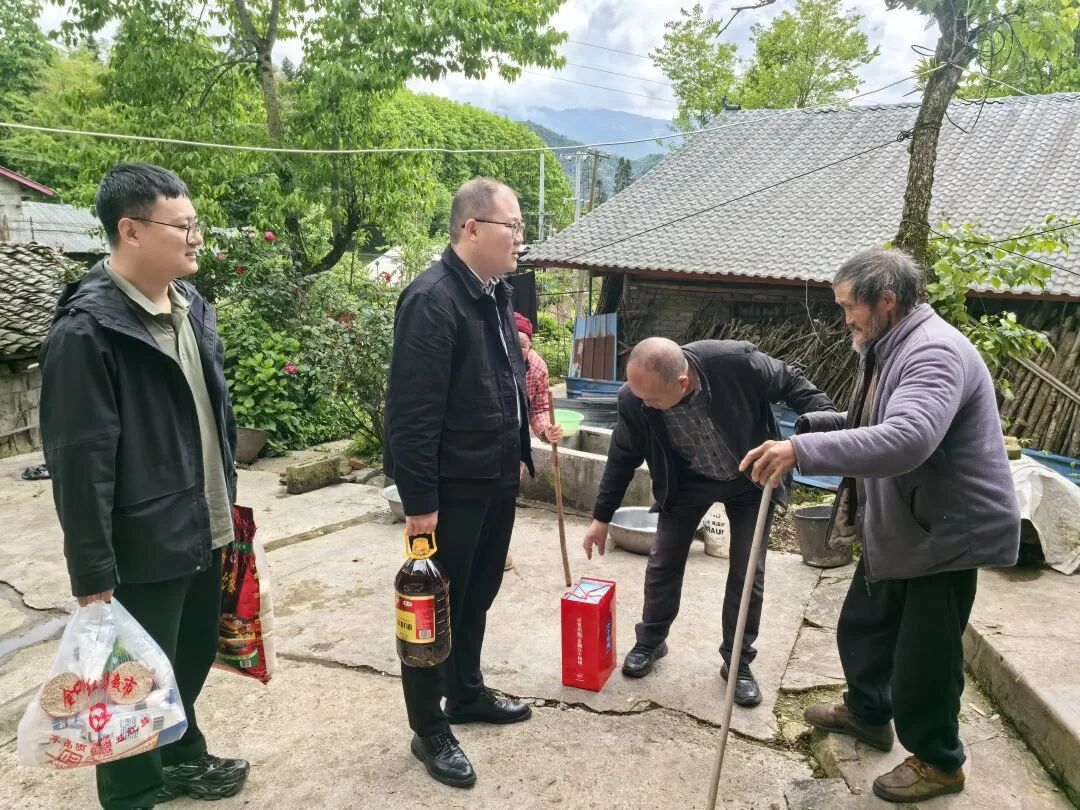 2026年5月19日，乡党委副书记陈虹宇，乡党委委员、政法委员、副乡长郑智入户慰问瓦山村困难残疾人。