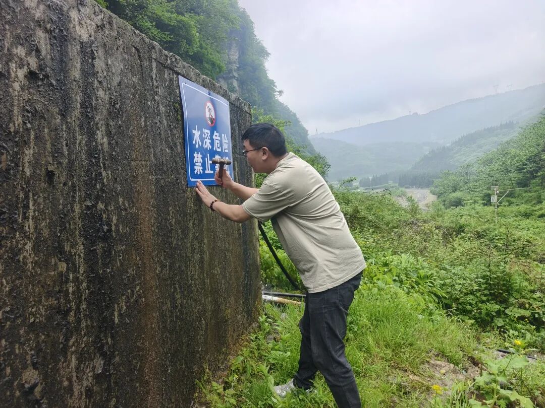2026年5月22日，瓦山村组织开展高标准农田蓄水池警示标识布设安装工作。