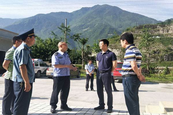 金口河副区长陈怀全吴新宇带队督导检查道路交通安全