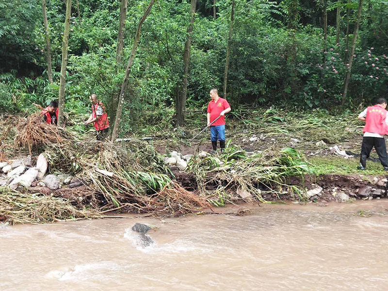 2区粮食局帮扶干部清理河道垃圾.jpg 2区粮食局帮扶干部清理河道垃圾.jpg
