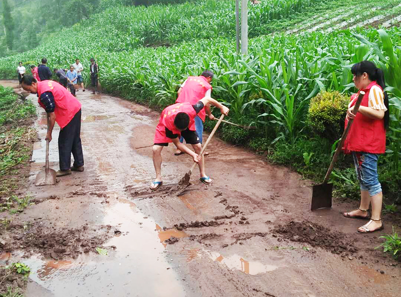 3区粮食局帮扶干部同村上党员干部一道清理道路淤泥.jpg 3区粮食局帮扶干部同村上党员干部一道清理道路淤泥.jpg
