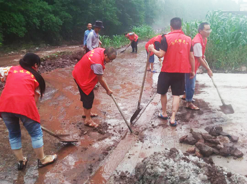 4区粮食局帮扶干部同村上党员干部一道清理道路淤泥.jpg 4区粮食局帮扶干部同村上党员干部一道清理道路淤泥.jpg