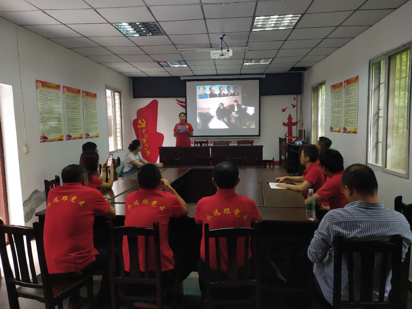 帅燕同志开展脱贫攻坚主题演讲.jpg 帅燕同志开展脱贫攻坚主题演讲.jpg