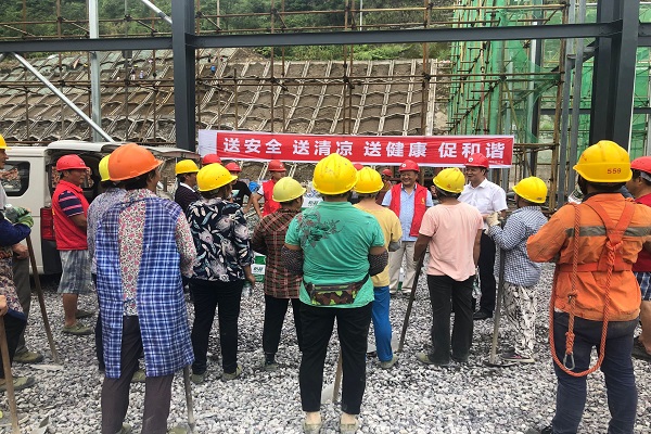 张叶为一线职工送去清凉.jpg 张叶为一线职工送去清凉.jpg